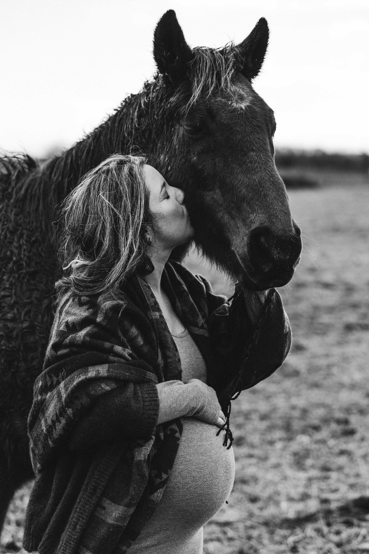 Fanny enlaçant son cheval, photo en noir et blanc