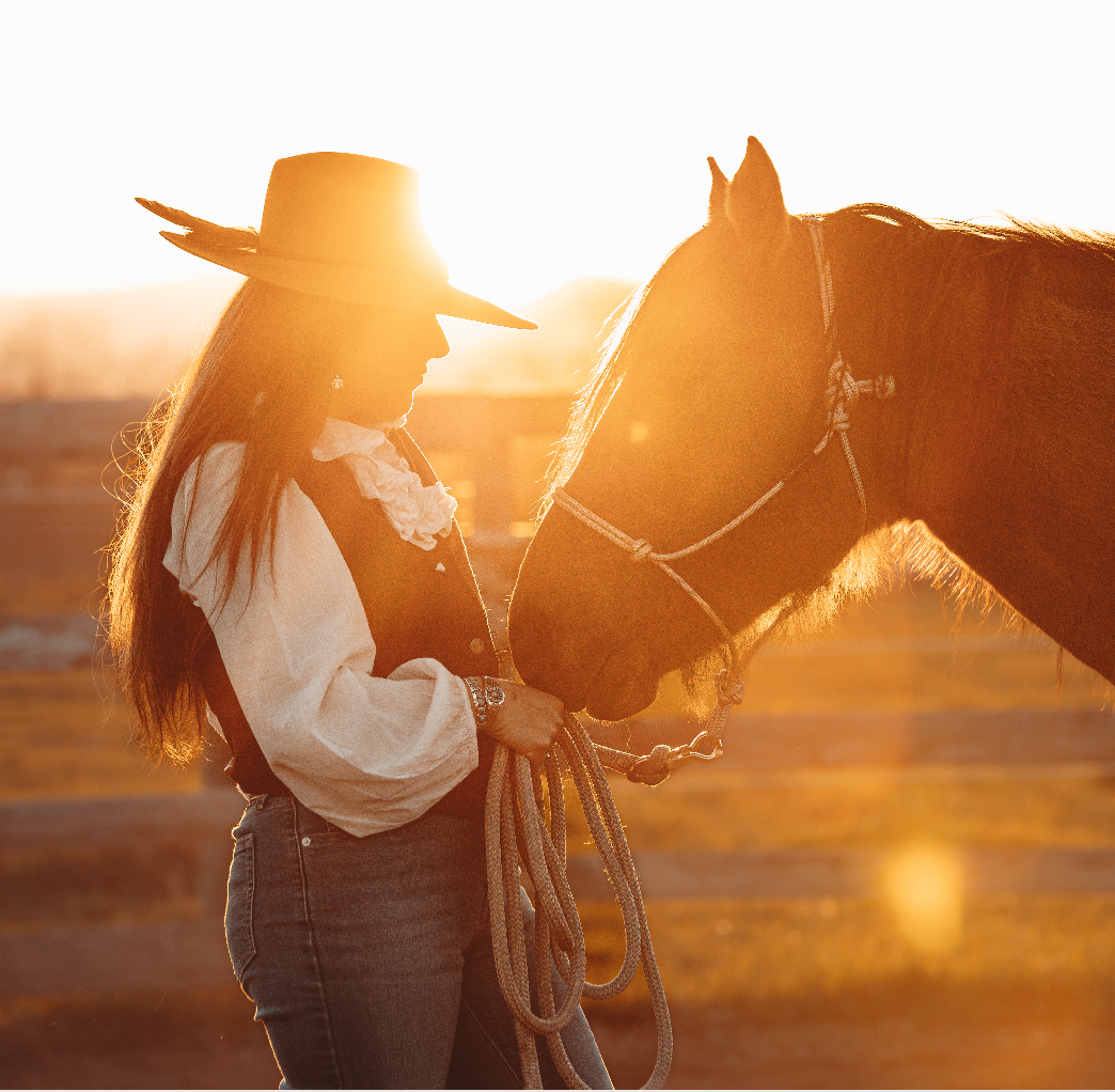 Fanny et son cheval au coucher du soleil